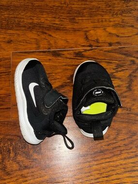 Nike Free Run Infant Black and White Slip-on Velcro Sneakers Baby Kicks Size 4C